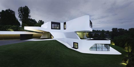 curved-modern-futuristic-home