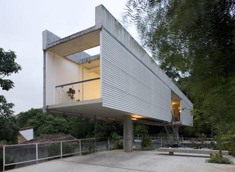 lofted-concrete-metal-home