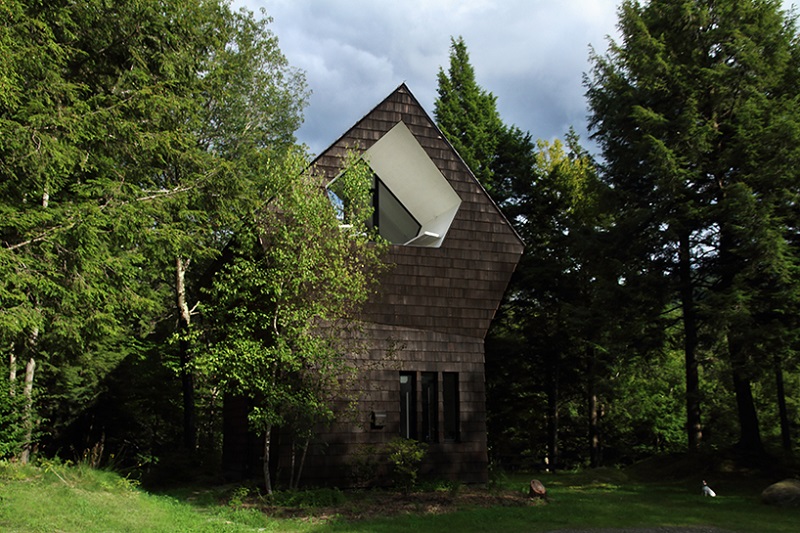 La Colombière: The Birdhouse Cabin Nestled in a Canadian Forest