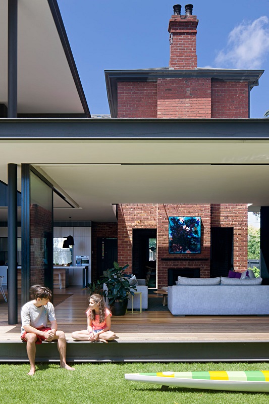 Melbourne House Extension Uses Steel Mesh Curtain in Place of Walls
